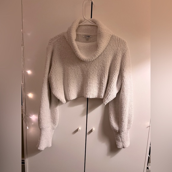 Fashion Nova Tops - Fashion Nova Cropped sweater! 🤍